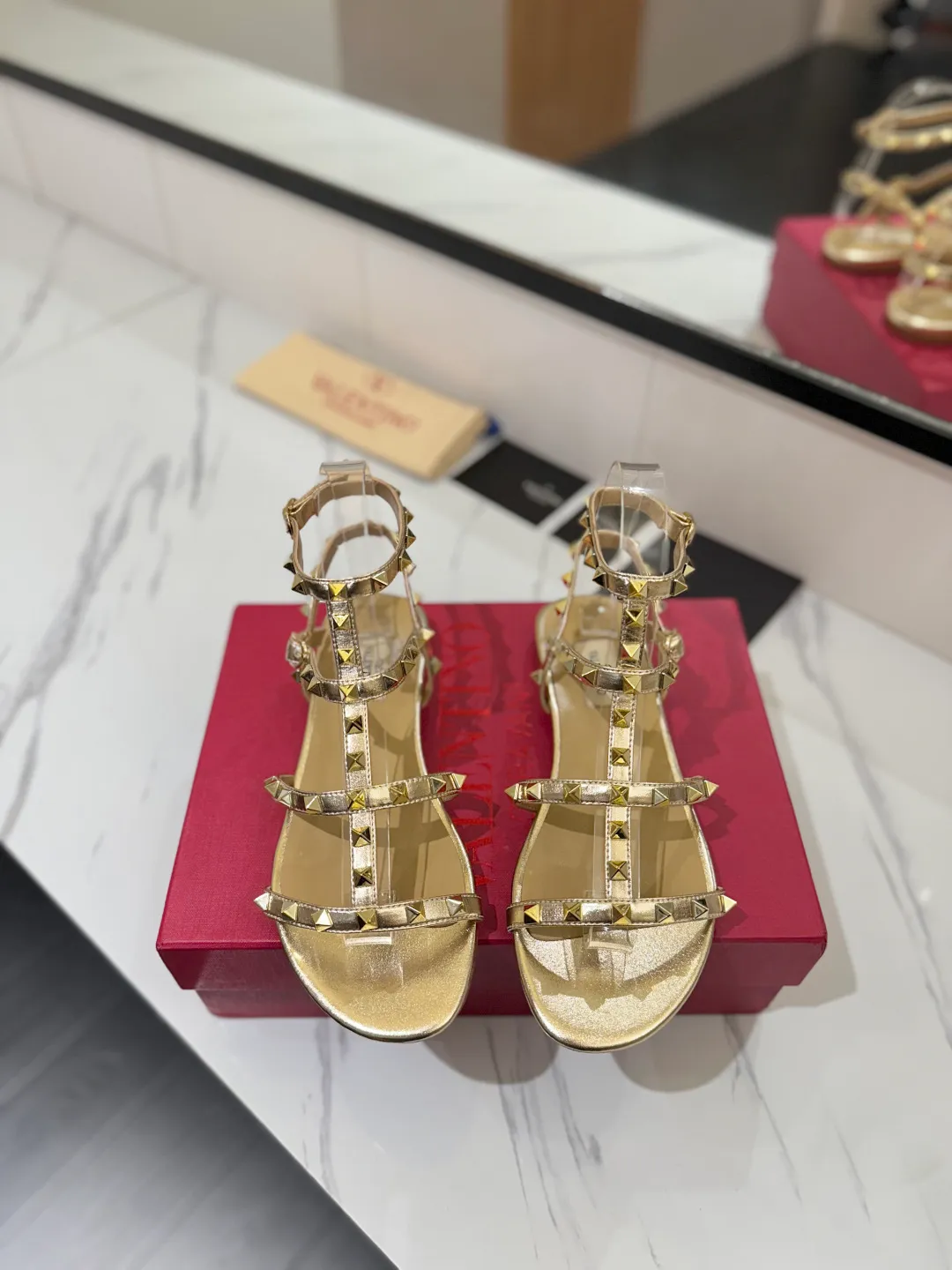 👟👟Ex-factory price 520👟👟 Valentino/Valentino rivet VT classic ankle-wrap rivet sandals, timeless 🆕 deeply rooted in people's hearts❤️A must-have item that never goes out of style🫰top replica! The side curves are perfect, the original molded custom-made rust-free rivets, and the textured hardware bring out a full sense of high-end, giving you a genuine foot feel! The first choice for high-end customers❤️ [Material] Upper: Original imported customized cowhide Inner lining: Original imported goatskin Outsole: Imported pearlescent leather outsole Code number: 35-39 [34, 40, 41, 42 are custom-made and cannot be returned or exchanged]